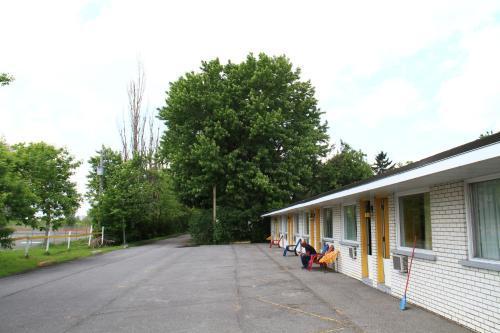 Motel Champlain Brossard Buitenkant foto